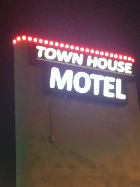Town House Motel Lynwood Exterior photo