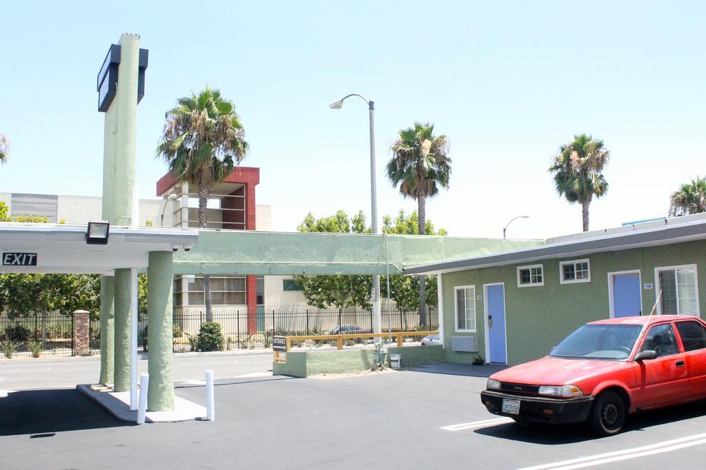 Town House Motel Lynwood Exterior photo