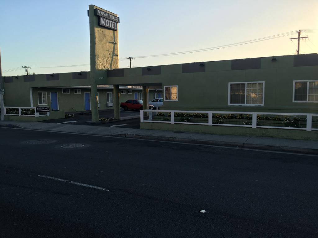 Town House Motel Lynwood Exterior photo