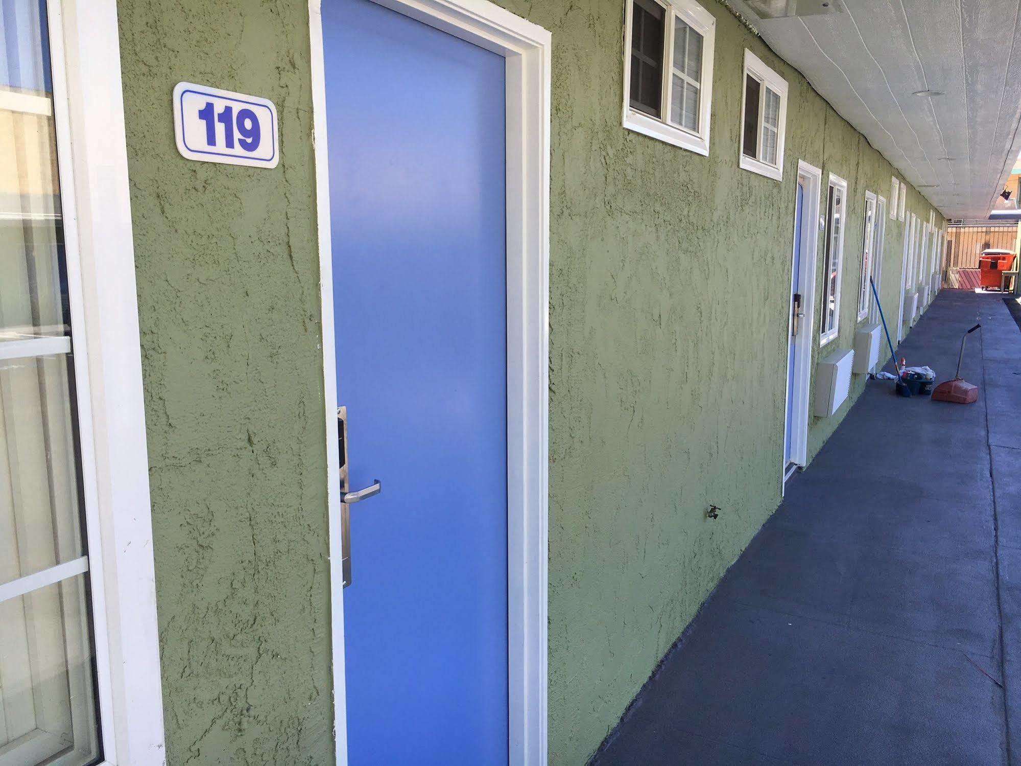 Town House Motel Lynwood Exterior photo